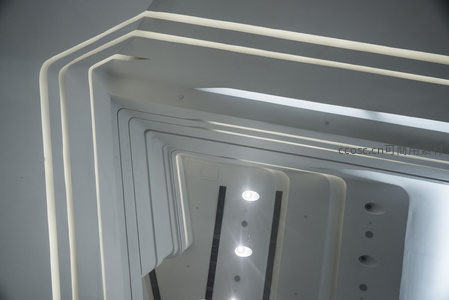 层叠结构中的光带韵律与空间透视