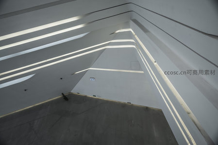 极简主义三角空间与线性照明设计