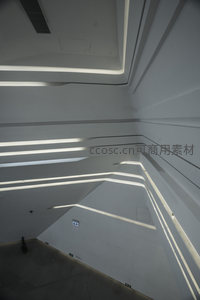 光影交错的现代建筑内部几何之美