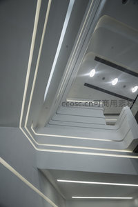 螺旋上升的建筑内部光影结构特写