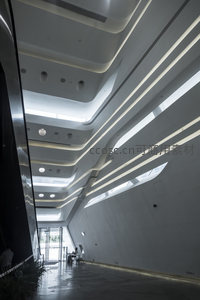 现代建筑内部光影流动的几何空间