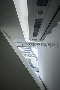 建筑转角处的几何切割与通透视野