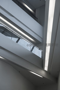 多层挑高空间中的线性照明与悬浮感