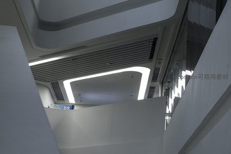 现代建筑内部几何线条与光影艺术