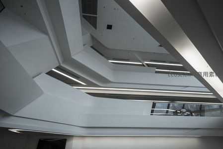 极简主义建筑内部的层叠结构