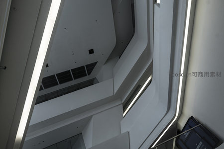 未来感十足的白色建筑内部空间