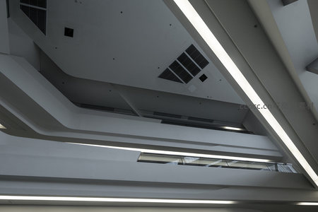 极简主义建筑天花板的光影韵律