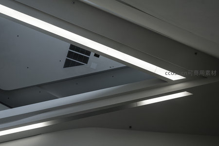 抽象视角下的建筑内部光带与阴影