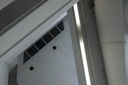 建筑天花板上的通风口与线性照明