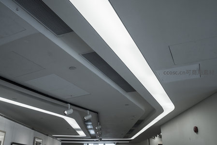 现代办公空间的多层次吊顶与照明系统
