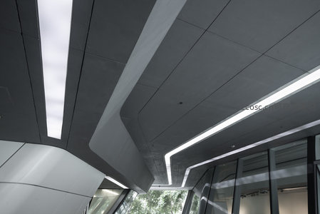 几何线条与自然光交织的屋顶空间