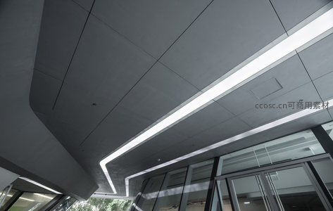 灰色调建筑顶棚的曲线与光带