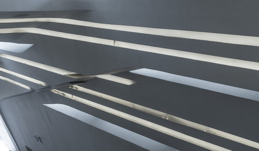 层叠条形灯槽构成的立体天花板