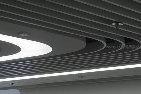 流线型吊顶与环形灯带的动态美感