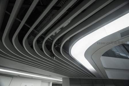 现代建筑天花板的流线型设计与光影艺术