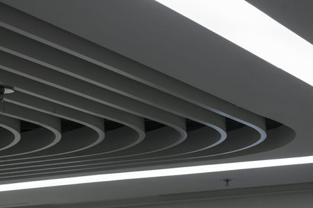 几何线条与柔和光线交织的室内顶棚特写