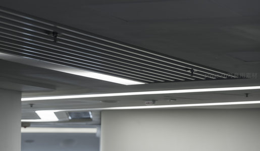 办公室天花板的条形格栅与隐藏式照明系统