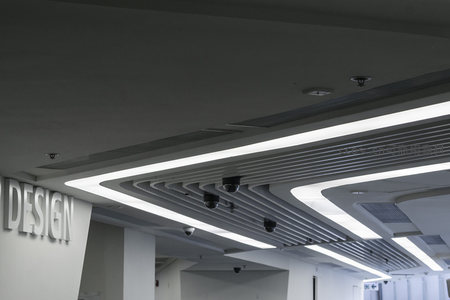 带有DESIGN标识的现代办公空间吊顶设计