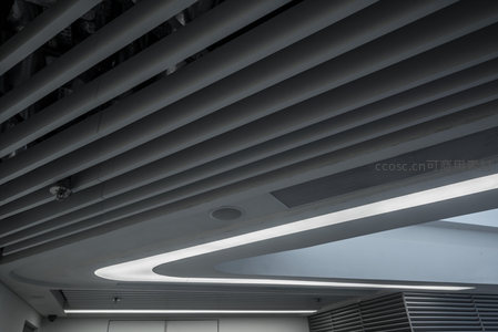 灰白调天花板的层叠结构与嵌入式光带设计
