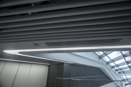 现代建筑天花板的线条与光影艺术