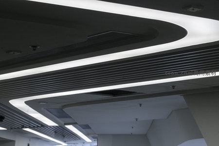 流线型天花板与嵌入式灯光的融合