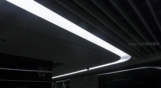 黑暗空间中的一道弧形光带