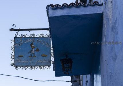 蓝墙餐厅招牌与复古灯笼