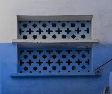 蓝白几何镂空窗格特写