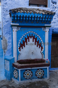 蓝色拱形喷泉墙角景观