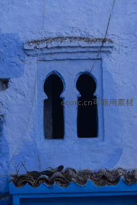 双拱窗洞映衬深邃蓝墙