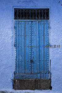 古朴蓝色木门与铁艺窗格
