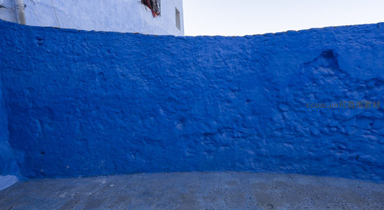 蓝色墙垣与石板地面