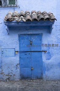 瓦檐下蓝色铁门带锁