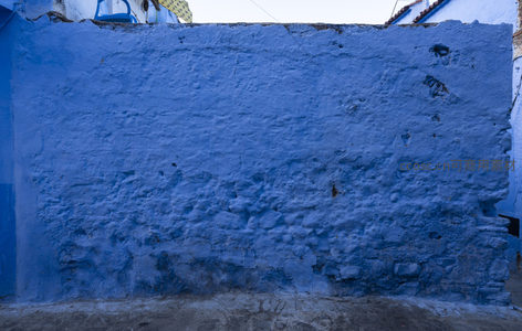 蓝色古城墙的斑驳纹理与岁月痕迹