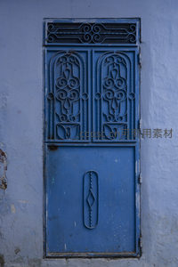 蓝墙上的复古铁艺门窗，简约而精致