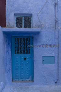 蓝调小巷中的几何门扉，光影交错的诗意角落