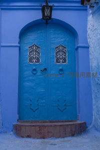 拱形双开门前的灯笼，梦幻蓝调的入口仪式感