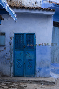 蓝墙深处的心形铁艺双开门