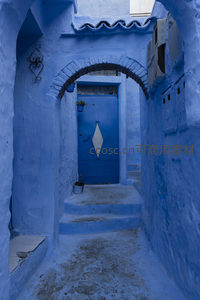 蜿蜒蓝巷尽头的拱门与菱形门