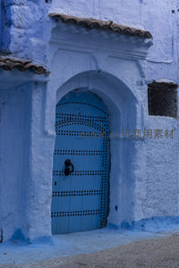拱形门廊下的铆钉装饰蓝色大门