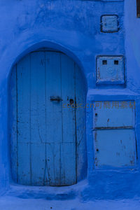 蓝色拱门老木门岁月痕迹