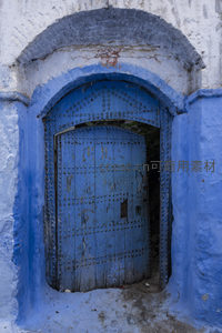 蓝白相间拱门铁钉大门