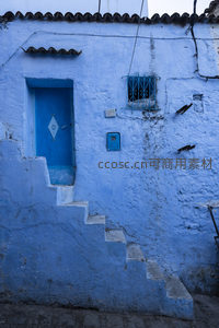 蓝色外墙小门阶梯角落