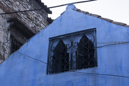 蓝墙拱形窗与铁艺雕花细节