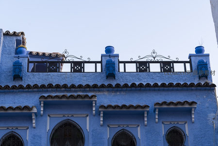 屋顶蓝灯点缀，传统建筑的天际线