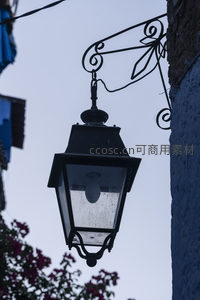 复古街灯映衬蓝色建筑的静谧时光