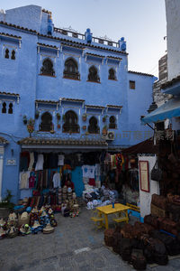 蓝色古城集市摊位琳琅满目商品