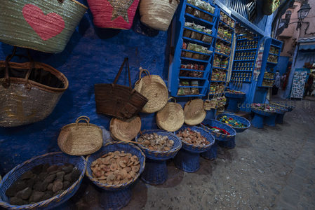 蓝色巷道里陈列的手工编织篮与特产