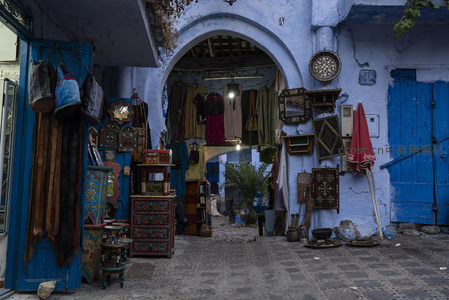 拱门通道内琳琅满目的特色商品摊