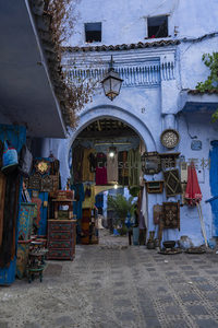 蓝色古城拱门下的市集小巷